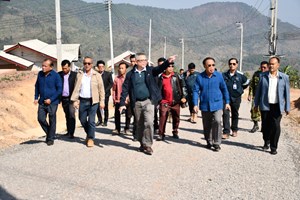 ເຈົ້າແຂວງ ໄຊຍະບູລີ ຢ້ຽມຢາມປະຊາຊົນ ບ້ານກີ່ວງີ້ວ