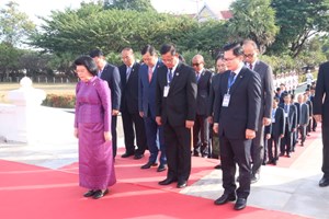 ປະທານສະພາແຫ່ງຊາດ ແຫ່ງຣາຊະອານາຈັກກຳປູເຈຍ ວາງພວງມາລາ ຢູ່ອານຸສາວະລີນັກຮົບນິລະນາມ