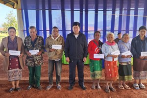 ເມືອງພຽງມອບເງິນໂຄງການຊົນລະກະເສດຜະລິດເປັນສິນຄ້າຂະໜາດນ້ອຍໃຫ້ປະຊາຊົນບ້ານເປົ້າໝາຍ