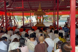 ຊາວນະຄອນ-ຫຼວງພະບາງ ອັງເຊີນພະເຈົ້າໝ່ານລົງຫົດສົງ