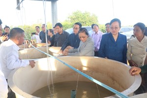 ຮອງປະທານປະເທດ ຢ້ຽມຢາມຄອບຄົວຕົວແບບໃນການລ້ຽງປາ