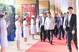 ປະທານປະເທດຢ້ຽມຢາມໂຮງໝໍມະໂຫສົດ