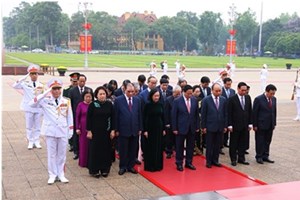 ການນຳພັກ, ລັດ ຫວຽດນາມ ເຂົ້າຂໍ່ານັບສຸສານປະທານ ໂຮ່ຈິມິນ