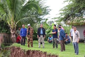 ເຈົ້າແຂວງຄຳມ່ວນ ລົງຕິດຕາມຈຸດຕາຝັ່ງນໍ້າຂອງເຈື່ອນ ເຂດເມືອງຫີນບູນ