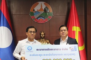 ທພລ ສາຂາແຂວງເຊກອງ ມອບເງິນສະໜັບສະໜູນສະຫະພັນບານເຕະແຂວງເຊກອງ