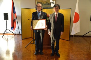 ພິທີມອບໃບຍ້ອງຍໍຈາກລັດຖະມົນຕີກະຊວງການຕ່າງປະເທດຍີ່ປຸ່ນ ໃຫ້ແກ່ຄະນະກຳມະການຈັດການແຂ່ງຂັນເວົ້າພາສາຍີ່ປຸ່ນ