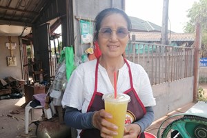 ປັ່ນນໍ້າອ້ອຍຂາຍ ເຮັດໃຫ້ຄອບຄົວມີຢູ່ມີກິນ