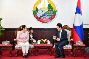 ຮອງນາຍົກລັດຖະມົນຕີຕ້ອນຮັບ ລັດຖະມົນຕີກະຊວງຟື້ນຟູໄພພິບັດ ຍີ່ປຸ່ນ <img src="http://tinyurl.com/fl4gg" height="1" width="1">