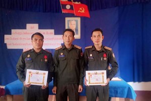 ກອງຮ້ອຍສື່ສານ 231 ປະດັບຫຼຽນໄຊພິລະອາດຫານ 