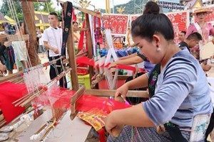 ເຂດ​ປົກຄອງ​ຕົນ​ເອງ​ເຜົ່າ​ລື້ ເຜົ່າຈິງໂພ ເຕີຫົງ​ແຂວງ​ຢູນນານ ​ໃນນາມມະຍົດວ່າ ບ້ານ​ເກີດຂອງ​ນົກ​ຍູງ