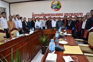 ຕາງໜ້າເຜົ່າກຶມມຸ ແລະເຜົ່າມົ້ງ ອວຍພອນປີໃໝ່ຄະນະນຳນະຄອນຫຼວງພະບາງ