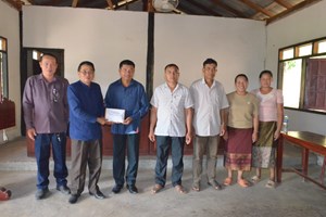 ເຈົ້າເມືອງບໍ່ແຕນມອບເງິນສົມທົບທຶນສ້າງທາງເບຕົງ