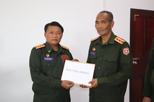 ກອງບັນຊາການທະຫານແຂວງບໍ່ແກ້ວມອບເງິນອຸດໜູນເທື່ອດຽວໃຫ້ພະນັກງານ