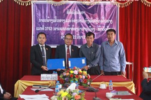 ເມືອງແກ່ນທ້າວ ເຊັນສັນຍາກໍ່ສ້າງທາງເບຕົງ ແລະ ຮ່ອງນໍ້າ 