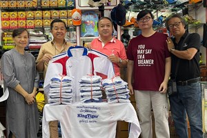 ສອງພາກສ່ວນຊຸກຍູ້ເສື້ອໃຫ້ກໍາມະການຕັດສິນງານແຂ່ງຂັນຊ່ວງເຮືອຈອມແຈ້ງ