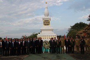 ການນຳພັກ-ລັດ ແຂວງບໍ່ແກ້ວ ວາງພວງມາລາ ແລະ ກະຕ່າດອກໄມ້  ເນື່ອງໃນໂອກາດວັນຊາດ