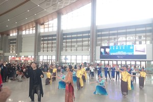 ຂັບຮ້ອງເພງເລື່ອງລາວການຮ່ວມມື ໜຶ່ງແລວ-ໜຶ່ງເສັ້ນທາງງານມະໂຫລານບົດເພງພື້ນບ້ານແບບໃໝ່ ກ້າວສູ່ປະເທດລາວ