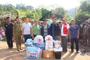 ເມືອງລອງ ມອບເຄື່ອງບັນເທົາທຸກໃຫ້ແກ່ຄອບຄົວທີ່ຖືກໄຟໄໝ້ເຮືອນ