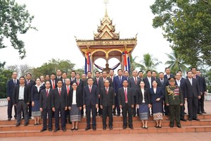 ການນຳແຂວງຫຼວງພະບາງ ວາງພວງມາລາ ແລະ ກະຕ່າດອກໄມ້ ລະນຶກເຖິງຜູ້ມີຄຸນງາມຄວາມດີຕໍ່ປະເທດຊາດ