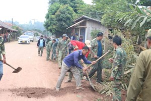 ຊາວໜຸ່ມ 6 ກົມກອງທີຂຶ້ນກັບກອງພົນທີ 2 ຈັດຂະບວນການ ອອກແຮງງານລວມ