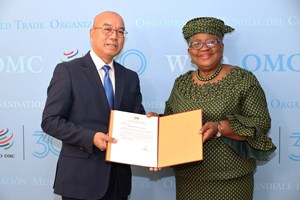 ມອບເອກະສານສັດຕະຍາບັນສັນຍາວ່າດ້ວຍການຖົມຂຸມການປະມົງ