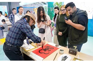 ນັກສຶກສາຕ່າງປະເທດໄດ້ສຳຜັດວັດທະນະທຳຂອງ ອີ້ເຟິງໃນງານວາງສະແດງສິນຄ້າແລະອຸດສາຫະກຳວັດທະນະທຳ ຈຽງຊີຄັ້ງທີ 2