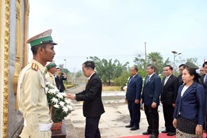 ສາລະວັນວາງພວງມາລາ ແລະ ກະຕ່າດອກໄມ້ ເນື່ອງໃນວັນສ້າງຕັ້ງກຳລັງ ປກສ