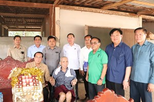 ການນໍາແຂວງຄໍາມ່ວນ ຢ້ຽມຢາມພະນັກງານອາວຸໂສບໍານານ ເມືອງໄຊບົວທອງ