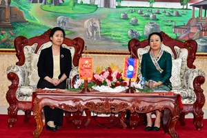 ທ່ານ ນາງ ຂັນລາສີ ແກ້ວບຸນພັນ ຕ້ອນຮັບຄະນະຜູ້ແທນຈາກ ແຂວງຊານຕຸ່ງ 