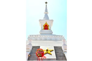 ນາຍົກລັດຖະມົນຕີ ກຳປູເຈຍ ວາງພວງມາລາທີ່ອະນຸສາວະລີນັກຮົບນິລະນາມລາວ