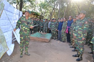 ການນຳແຂວງສະຫວັນນະເຂດຊົມການສະແດງຊ້ອມຮົບປະສານຍິງລູກປືນແທ້ຢູ່ພາກສະໜາມ 