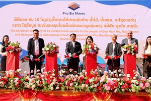 ພູເບ້ຍມາຍນິງ ມອບ 10 ໂຄງການປັບປຸງໂຄງລ່າງພື້ນຖານໃຫ້ປະຊາຊົນ 3 ບ້ານໃນແຂວງໄຊສົມບູນ