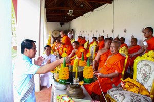 ອັງເຊີນ ພຣະພຸດທະຮູບ ພຣະເຈົ້າອົງຄໍາ ລົງມາຫົດສົງ ໂອກາດປີໃໝ່ລາວ