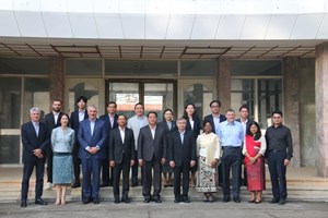 ຮອງ ລມຕ  ກະຊວງການຕ່າງປະເທດ ນໍາພາຜູ້ໃຫ້ທຶນໂຄງການເກັບກູລະເບີດ ເຂົ້າຢ້ຽມຂໍານັບເຈົ້າແຂວງຊຽງຂວາງ