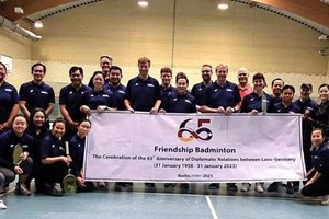 ສະຖານທູດລາວ ທີ່ແບກແລງ ແຂ່ງຂັນກິລາຕີດອກປີກໄກ່ມິດຕະພາບ