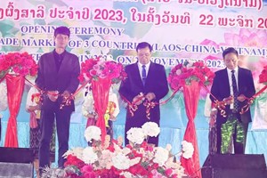 ຜົ້ງສາລີ ເປີດຕະຫຼາດນັດການຄ້າຊາຍແດນ ຕິດພັນກັບເທດສະການດື່ມນໍ້າຊາຄັ້ງທີ III