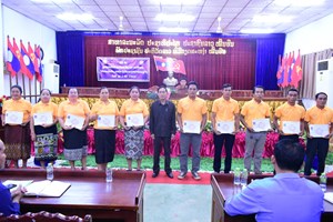 ເມືອງຊະນະຄາມ ອົບຮົມທິດສະດີການເມືອງ ໃຫ້ແກ່ຄະນະພັກ ບ້ານ