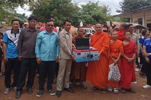 ມອບ-ຮັບ ເຄື່ອງນຸ່ງ ແລະ ອຸປະກອນສຶກສາ