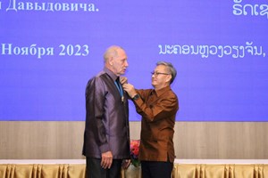 ປະດັບຫຼຽນໄຊພັດທະນາຊັ້ນII ໃຫ້ແກ່ ຮອງປະທານສະມາຄົມມິດຕະພາບ ຣັດຊຍ-ລາວ