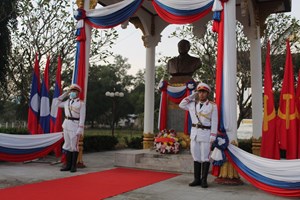 ການນໍາແຂວງເຊກອງວາງກະຕ່າດອກໄມ້ສະແດງຄວາມເຄົາລົບຮັກປະທານໄກສອນພົມວິຫານ