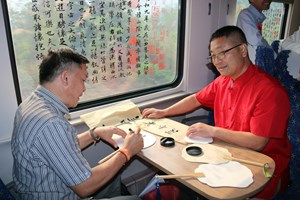 ປະທັບໃຈ ສິລະປະການຂຽນຕົວໜັງສືຈີນເທິງຂະບວນລົດໄຟລ້ານຊ້າງ