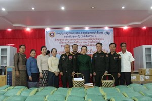 ຄະນະນຳກະຊວງປ້ອງກັນປະເທດ ແລະ ຄອບຄົວການນຳຂັ້ນສູງ ມອບເຄື່ອງໃຫ້ສູນເສຍອົງຄະ