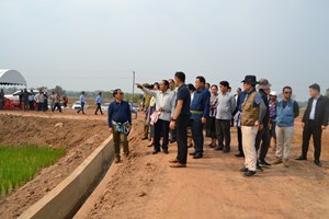 ຮອງປະທານປະເທດພົບປະໂອ້ລົມປະຊາຊົນບ້ານຄຳປ່າແໜ 