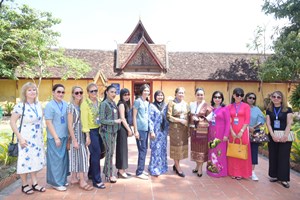 ພັນລະຍາຄະນະຜູ້ແທນຫົວໜ້າຕຳຫຼວດອາຊຽນເຄື່ອນໄຫວຢ້ຽມຊົມແຫຼ່ງທ່ອງທ່ຽວຢູ່ນະຄອນຫຼວງວຽງຈັນ