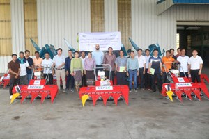 ກຸ່ມຊາວນາເມືອງໂຂງໄດ້ຮັບເຄື່ອງຈັກກ່ຽວ ແລະ ປັ່ນເຂົ້າ ຈາກບໍລິສັດ IDP