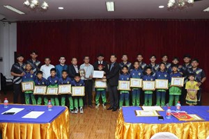     ກະຊວງ ສສກ  ມອບໃບຍ້ອງຍໍໃຫ້ນັກກິລາທີມ ດັບເບິນຢູໄອຈີ ນາຄາ 