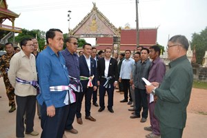 ເຈົ້າແຂວງສະຫວັນນະເຂດ ຕິດຕາມການພັດທະນາເສດຖະກິດ-ສັງຄົມຢູ່ເມືອງສອງຄອນ