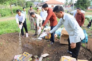 ເມືອງຮຸນ ຈັດພິທີທຳລາຍສິນຄ້າຕ້ອງຫ້າມ,ສິນຄ້າໝົດອາຍຸ ແລະ ສິນຄ້າປອມແປງ