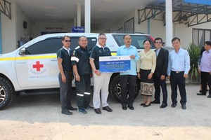 ພິທີມອບລົດນໍາສົ່ງຄົນເຈັບໃຫ້ແກ່ໂຮງໜໍຊຸມຊົນເມືອງເງິນ