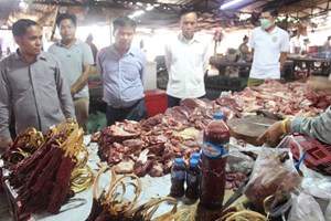 ຮອງເຈົ້າເມືອງອຸທຸມພອນ ຫ້າມແມ່ຄ້າ-ຊາວຂາຍສວຍໂອກາດຂຶ້ນລາຄາສິນຄ້າໃນງານເທດສະການປີ  ໃໝ່ລາວ ພສ 2567